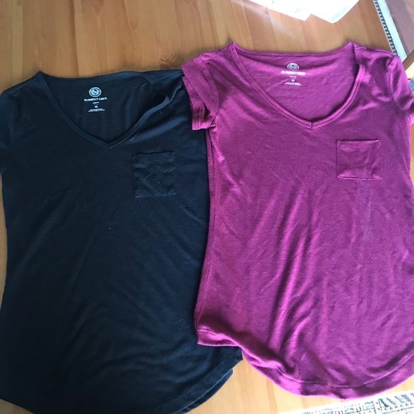 2 T-shirts - Picture 1 of 1